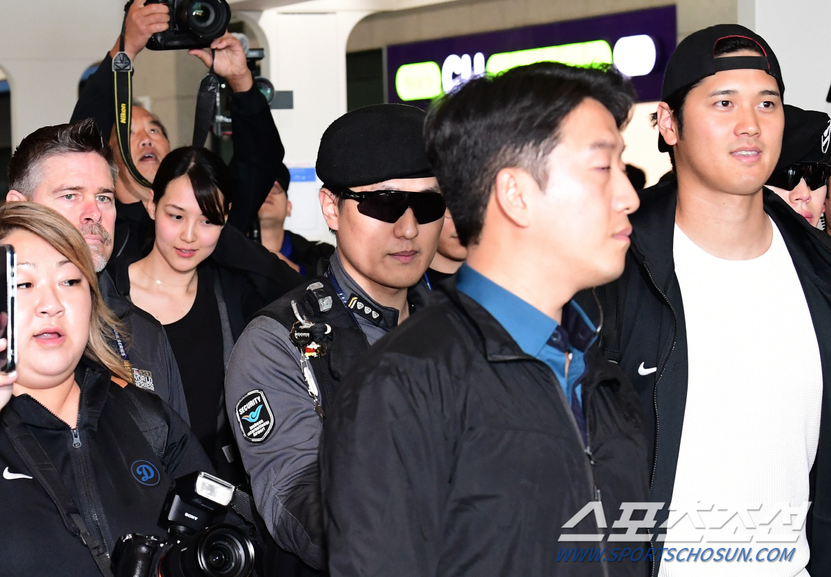 오타니가 직접 공개한 아내, 북새통 공항의 주인공이었다...그런데 어디서…