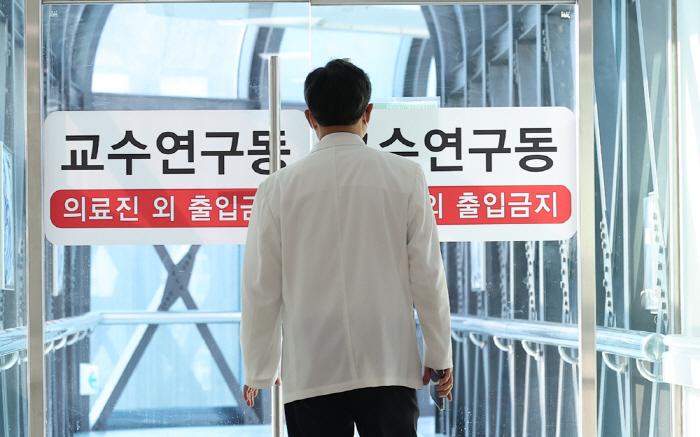 의대교수 비대위 "25일부터 대학별 사직서 제출…수리 전까진 진료 최선"