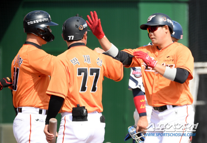 '하주석 결승포+임종찬 쐐기포' 한화, 병살타 3개 치고도 완승! 장단 …