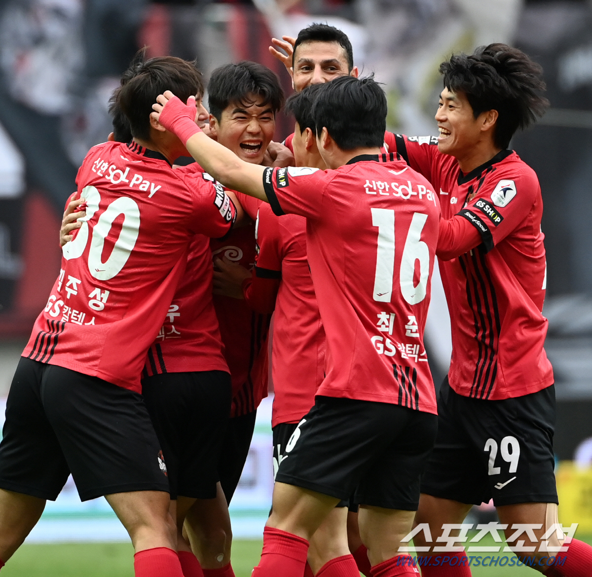 [현장리뷰]'상암의 왕' 기성용이 끝냈다, FC서울 '2만9536 관중'…