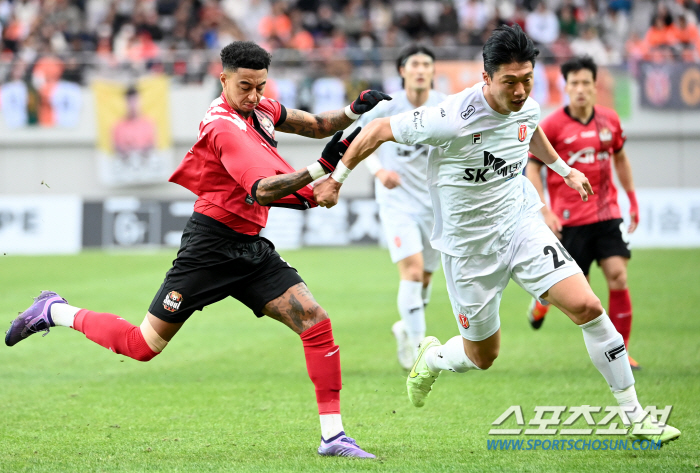 [현장스케치]'33분' FC서울 린가드, '유니폼 찢어졌어요!' 제스처→…