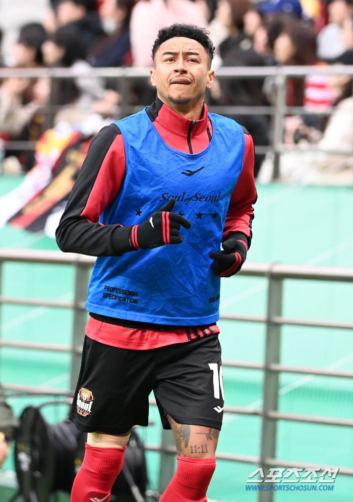 [현장스케치]'33분' FC서울 린가드, '유니폼 찢어졌어요!' 제스처→…