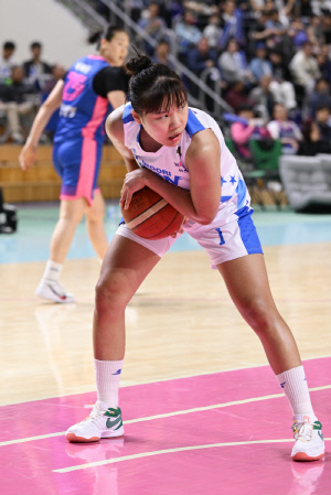 '경기력 논란' 우리은행 WKBL 새 역사, '0% 기적' 1차전 패배 딛고 챔피언결정전 진출