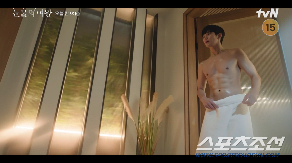 [종합]"걸어다니는 섹시 다이너마이트 같고". 김지원, 김수현 복근 반하…