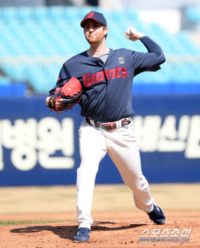 '류현진→김광현' 맞대결 펼칠 투수는 누구? 김태형 감독 "개막전 선발은…