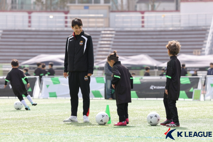 "나보다 더 뛰어난 선수가 되렴" 꿈나무들에게 꿈 선물한 FC서울 사총사…