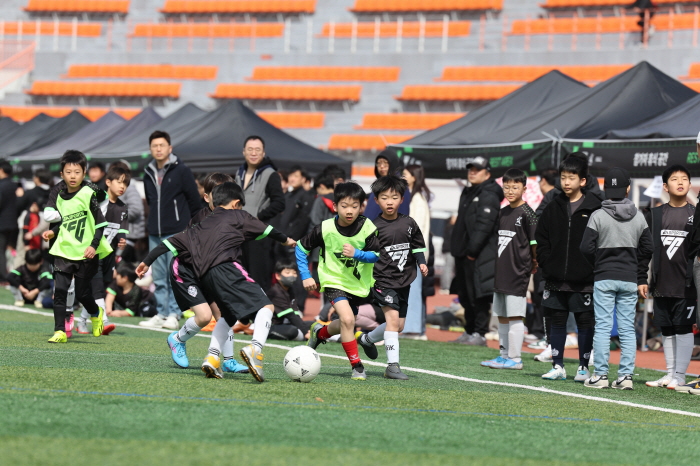 "나보다 더 뛰어난 선수가 되렴" 꿈나무들에게 꿈 선물한 FC서울 사총사…