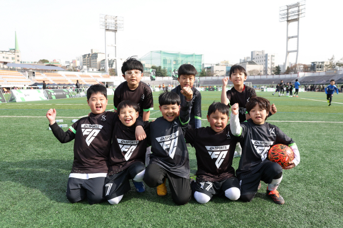 "나보다 더 뛰어난 선수가 되렴" 꿈나무들에게 꿈 선물한 FC서울 사총사…