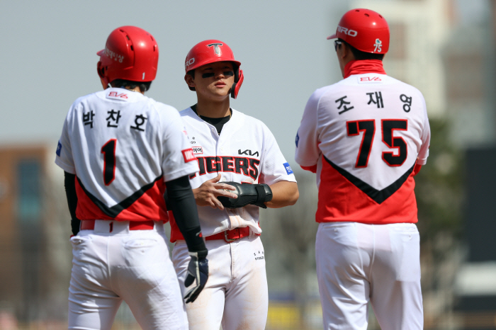 힐링펙터가 있나? KIA '5툴 플레이어' 미친 회복력…안타+도루+타점 …