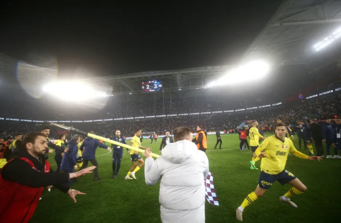 "축구가 아니라 재앙" 주먹과 돌려차기가 난무한 '충격' 그라운드…수백명…