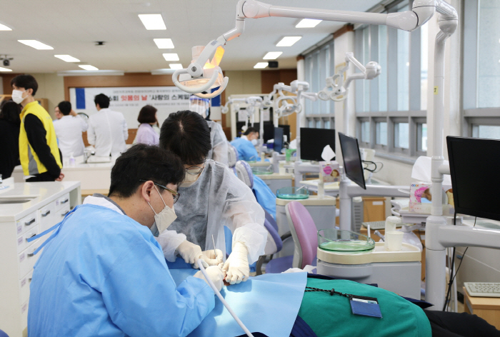 동국제약 '인사돌플러스 사랑봉사단', '사랑의 스케일링' 행사서 재능기부…