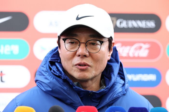 '인터뷰도, 오픈트레이닝도 취소' 부담감부터 지우는 황선홍호
