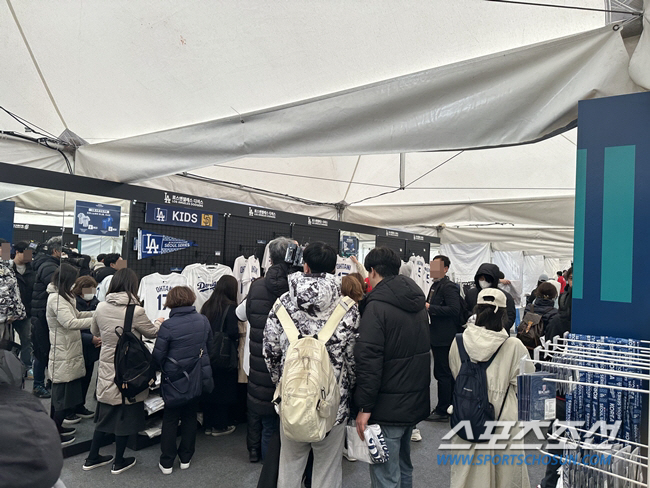 "오타니 유니폼은 1인당 1개만!" 일본인들까지 몰렸다, 오픈런 대기줄만…