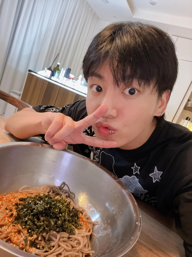 "밥 잘 짓고 있다"던 BTS 정국, 군대서 조리병 됐다