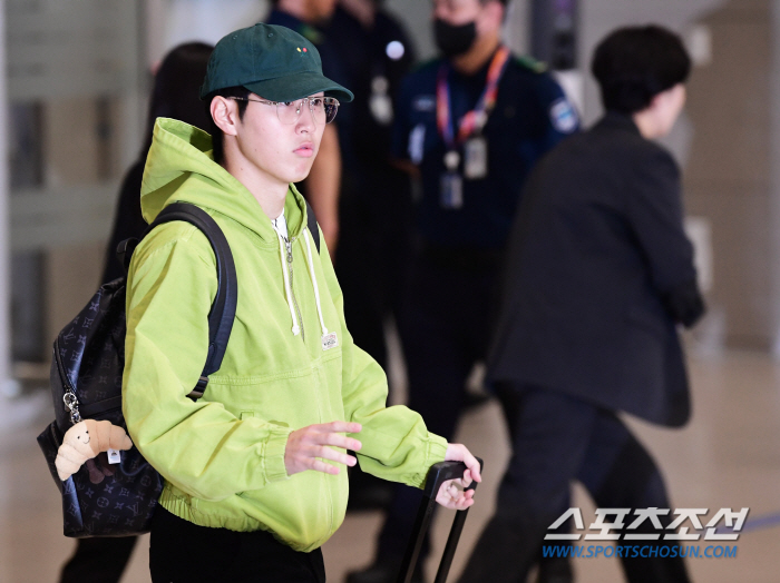 [현장스케치]"감사합니다" 하극상 논란 이강인 환한 표정으로 입국, '불…