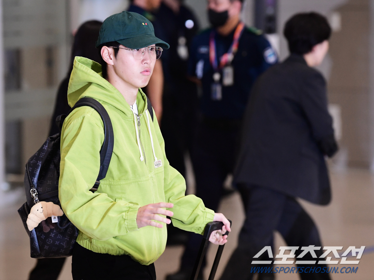 [현장스케치]"감사합니다" 하극상 논란 이강인 환한 표정으로 입국, '불…