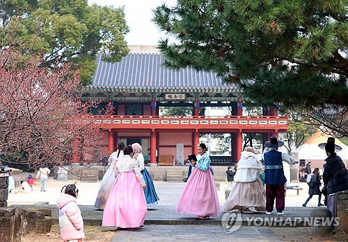 한복입은 MZ중국인들, 멋스러운 제주목관아 '인증샷' 유행
