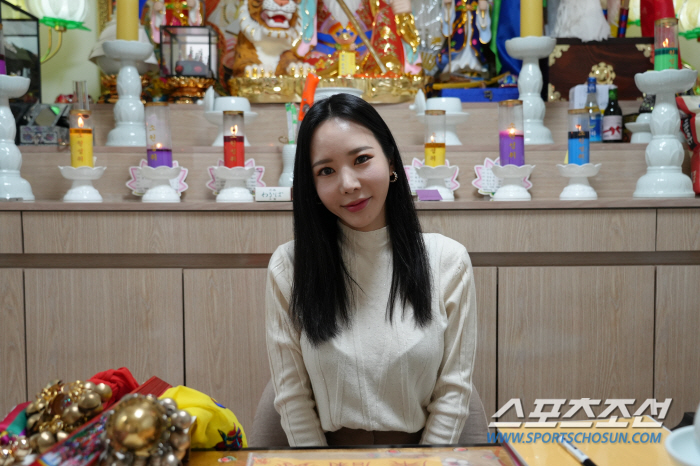 [단독] 미녀 개그우먼 김주연, 무속인 됐다..."반신마비, 신내림 받았…