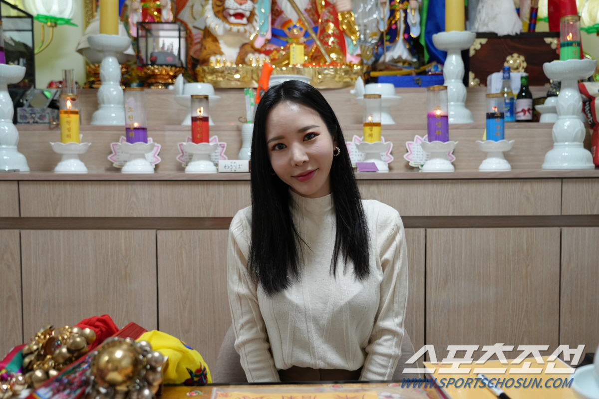 [단독] 미녀 개그우먼 김주연, 무속인 됐다..."반신마비, 신내림 받았…