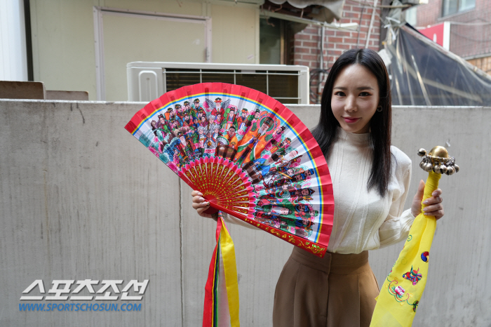 [단독] 미녀 개그우먼 김주연, 무속인 됐다..."반신마비, 신내림 받았…