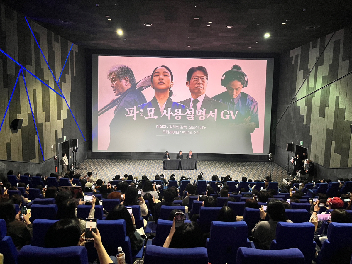 최민식, 팬♥도 '천만 배우'급…선물 받은 목도리 착용→'파묘' GV 성…