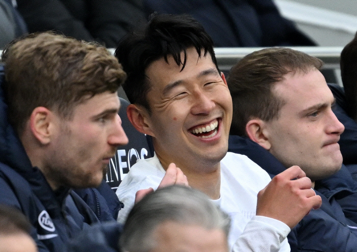 ‘EPL 최고’ 손흥민을 기용하면 되잖아!...토트넘 또 9번 스트라이커…