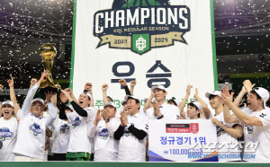 '은퇴 번복하길 잘했지' DB 우승하던 날 알토란 식스맨 유현준 뒷이야기…한상민 코치, 유현준 술로 설득시킨 사연