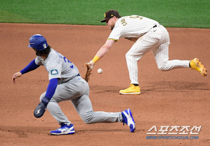 메이저리거 글러브가 왜 이 모양이야...황당 실책이 '서울시리즈' 개막전…