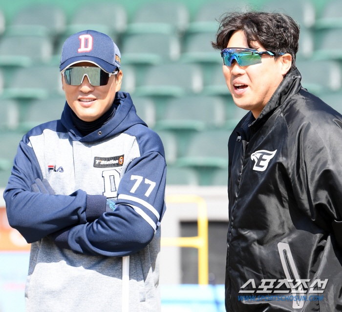 추억이 많은 '국민타자' 이승엽 감독과 '괴물' 류현진...'왜 왔어 미…