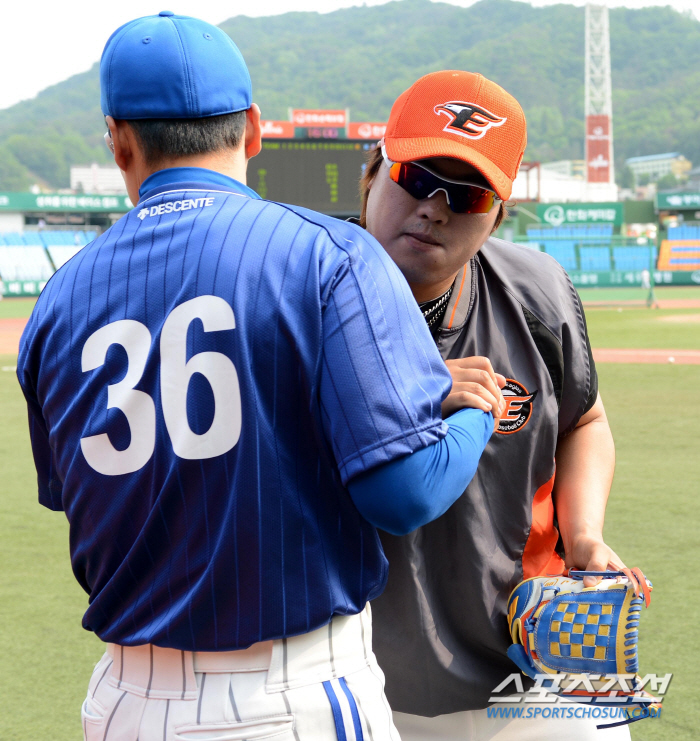 추억이 많은 '국민타자' 이승엽 감독과 '괴물' 류현진...'왜 왔어 미…