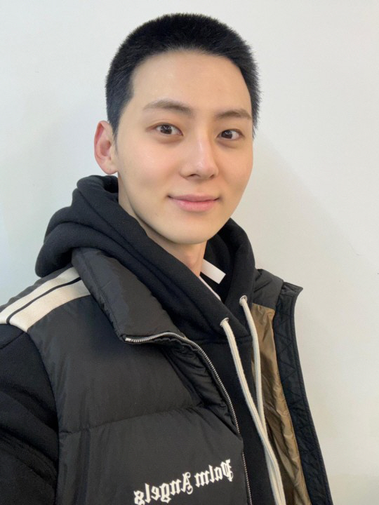 황민현, 오늘(21일) 군입대…"고마워, 잘 다녀올게" 삭발 셀카 공개