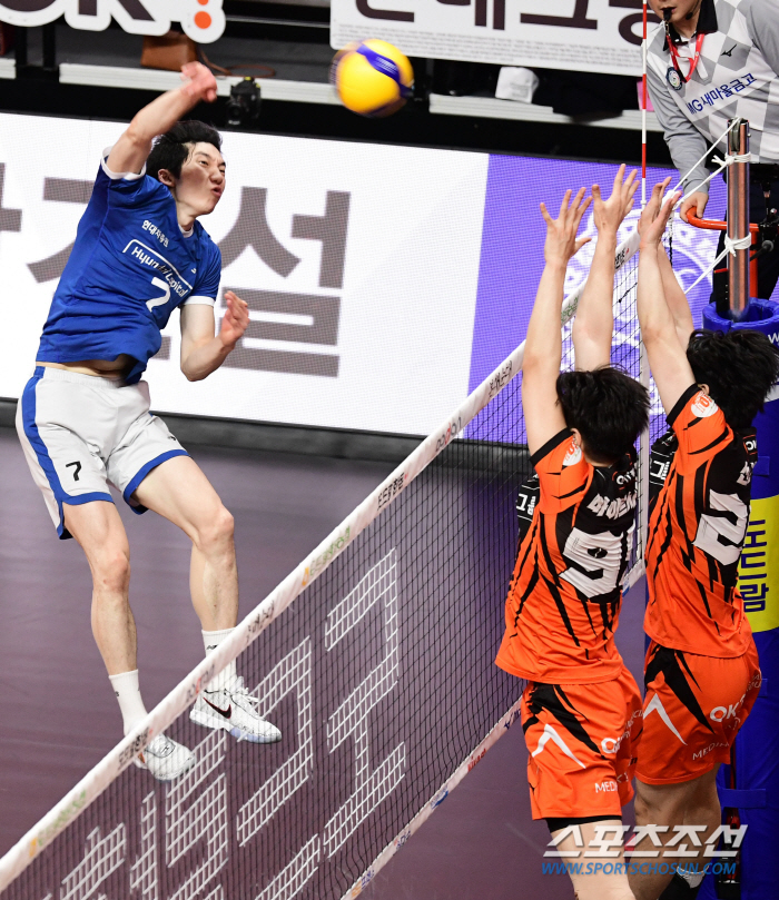 '모두가 막고 레오가 때린다.' 43점 폭발 레오. OK금융그룹, 기적의…