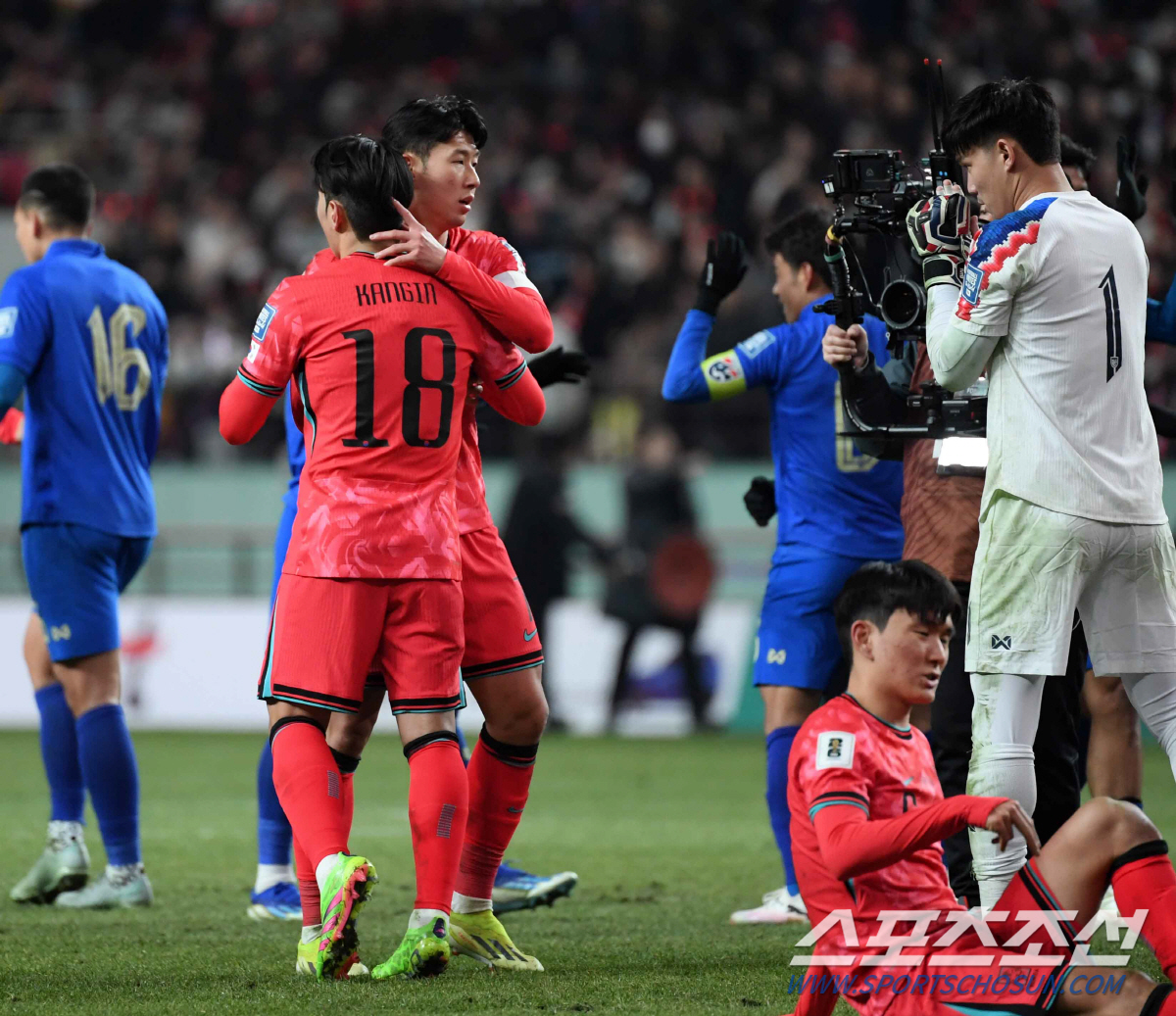 [태국전]"'정몽규 나가' 요란" 손흥민+이강인 '어깨동무'도 무색, 고…