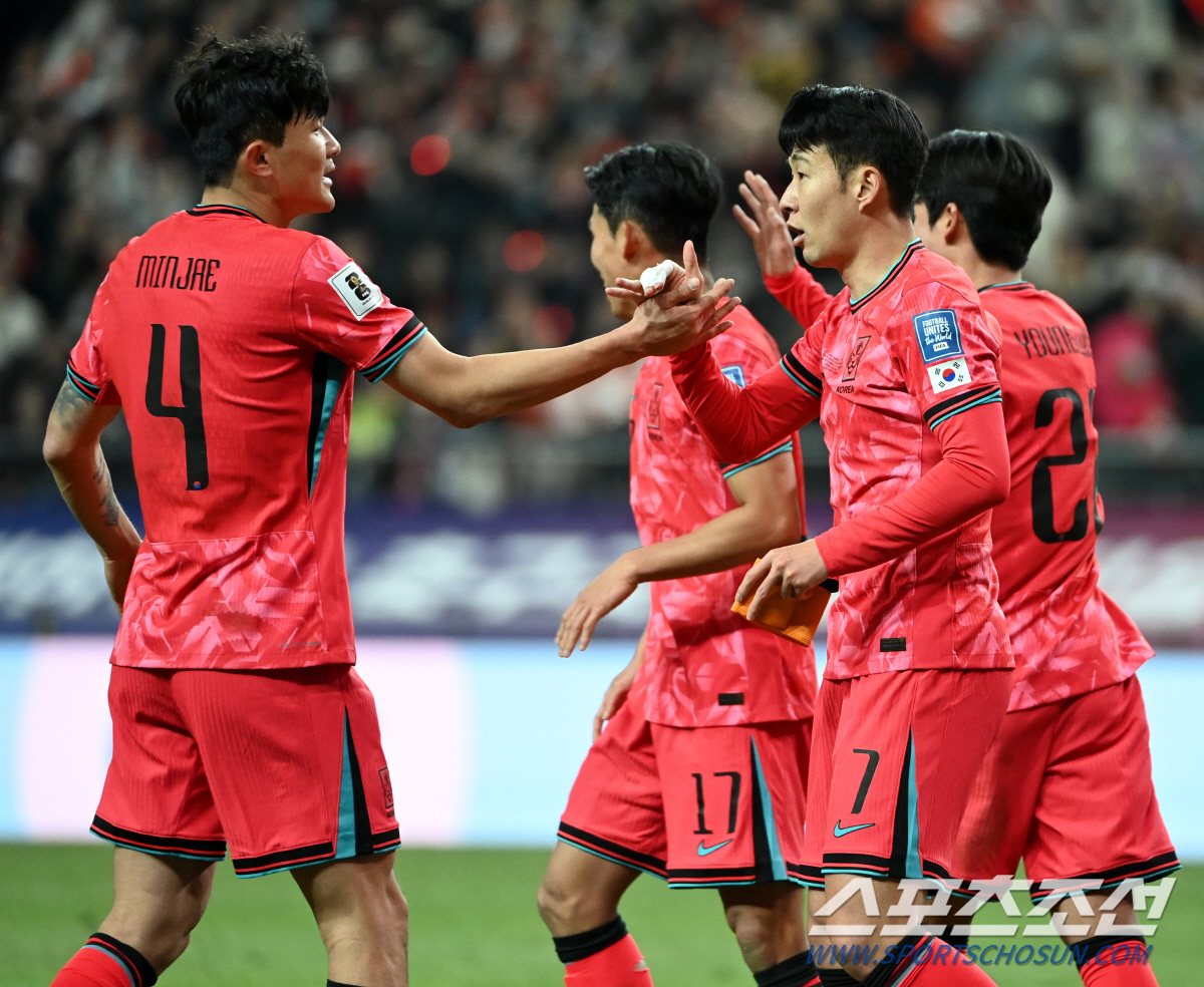 [태국전]"'정몽규 나가' 요란" 손흥민+이강인 '어깨동무'도 무색, 고…