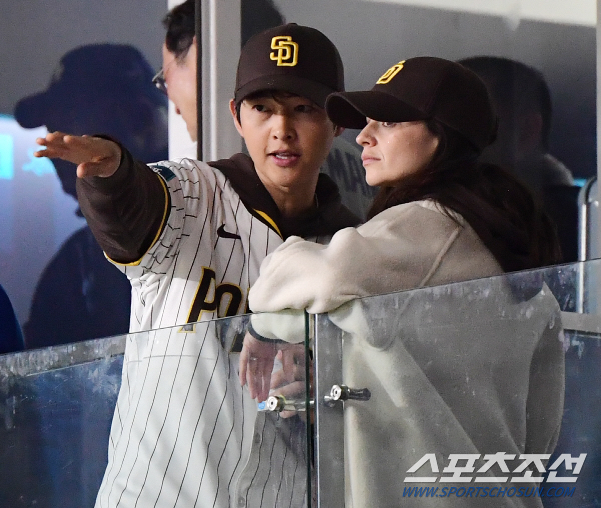 [SC이슈]야구장이 연말 시상식? 스타들 다 모였네…현빈♥손예진→송중기♥…