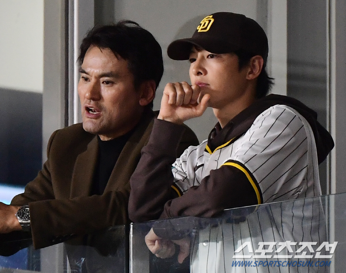 [SC이슈]야구장이 연말 시상식? 스타들 다 모였네…현빈♥손예진→송중기♥…