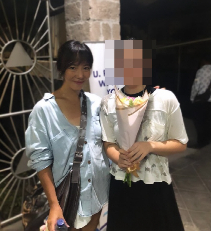 "아들 소식 궁금" 이윤진, 이범수와 파경 후 딸과 지내는 근황