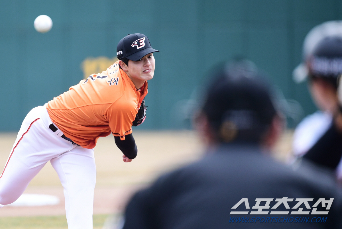 'ML 상대에 꼬인 일정' 문동주, 정규시즌 준비 마쳤다…최고 153㎞ …