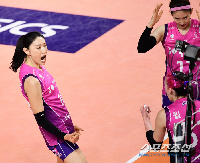 '월클' 김연경과 윌로우-레이나 삼각편대 66점 합작 흥국생명, 100%…