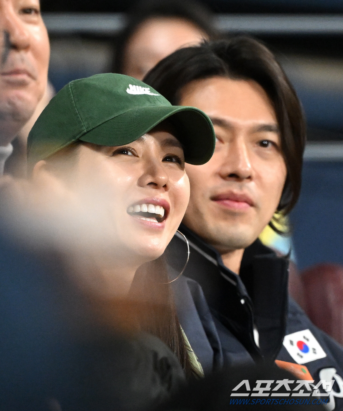 [종합]2만원대 야구캡·커플 모자…'야구장 데이트' 송중기♥케이티·현빈♥…