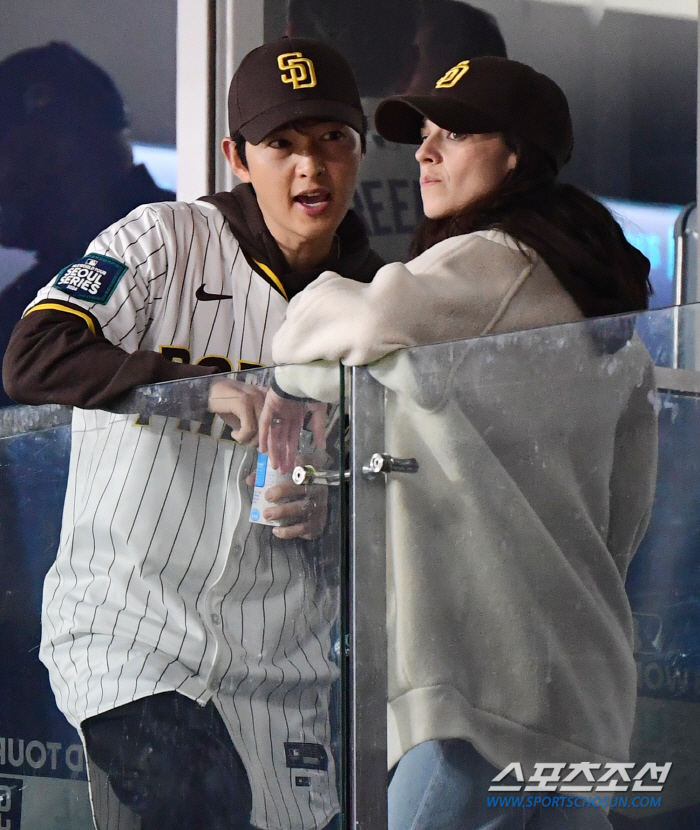 [종합]2만원대 야구캡·커플 모자…'야구장 데이트' 송중기♥케이티·현빈♥…