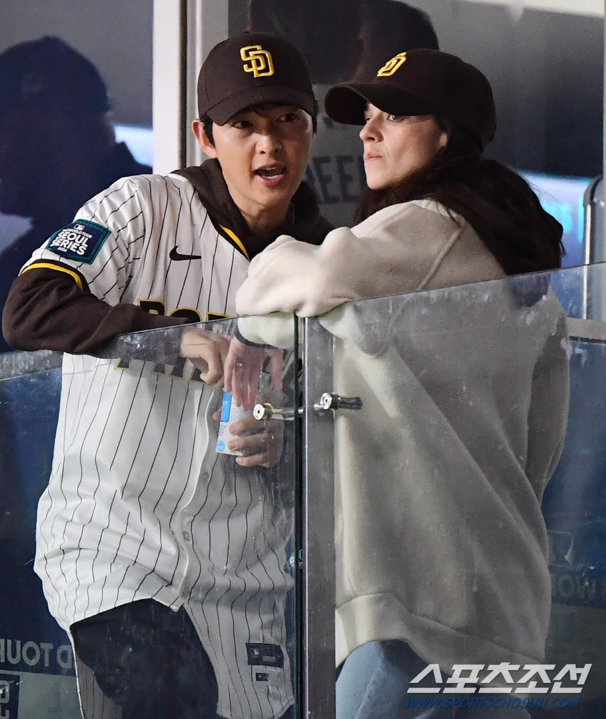 [종합]2만원대 야구캡·커플 모자…'야구장 데이트' 송중기♥케이티·현빈♥…