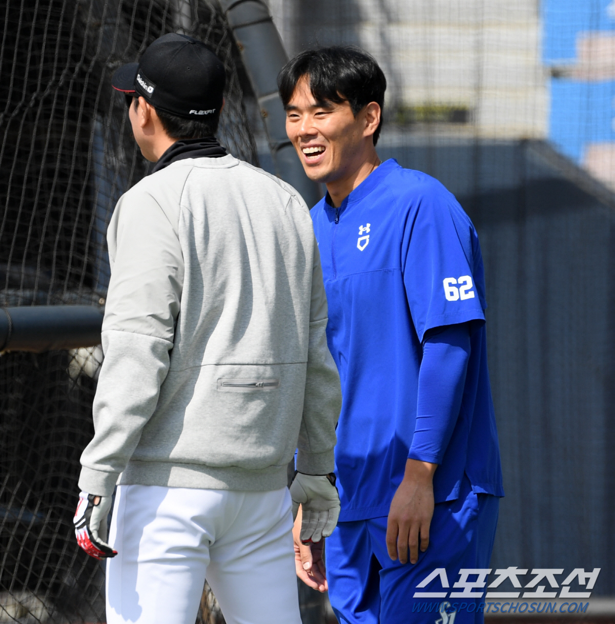 삼성 유니폼 입고 친정팀 찾은 김재윤, 반겨주니 너무 고맙네