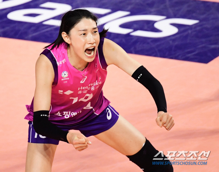 앞에서 스파이크-뒤에서 디그... 6점차 역전 만든 김연경의 다짐 "작년…