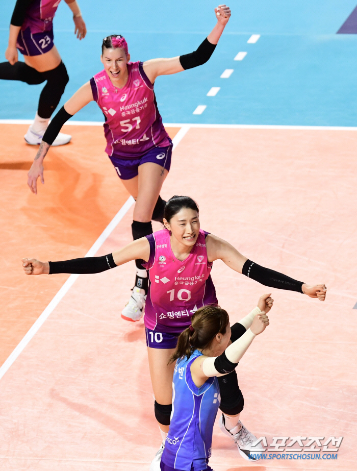 앞에서 스파이크-뒤에서 디그... 6점차 역전 만든 김연경의 다짐 "작년…