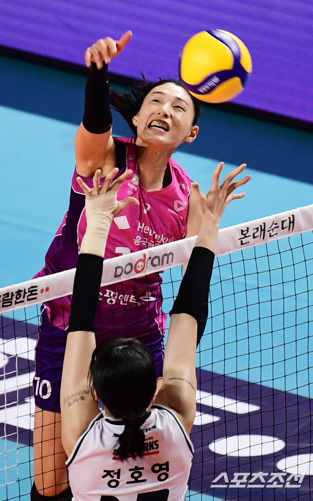 앞에서 스파이크-뒤에서 디그... 6점차 역전 만든 김연경의 다짐 "작년…