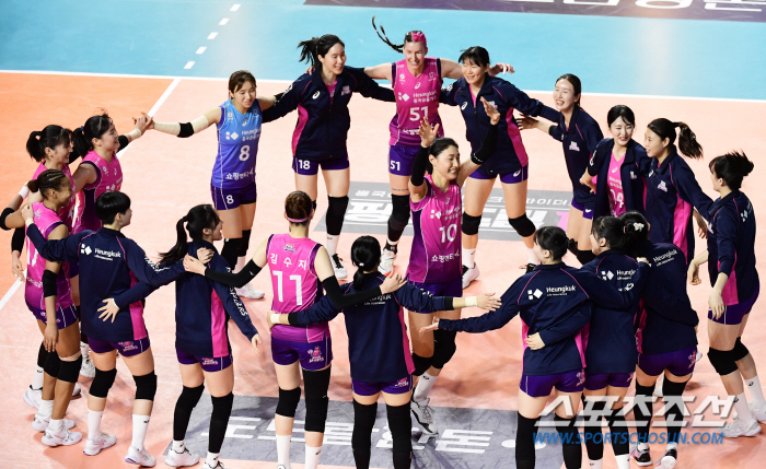 앞에서 스파이크-뒤에서 디그... 6점차 역전 만든 김연경의 다짐 "작년…