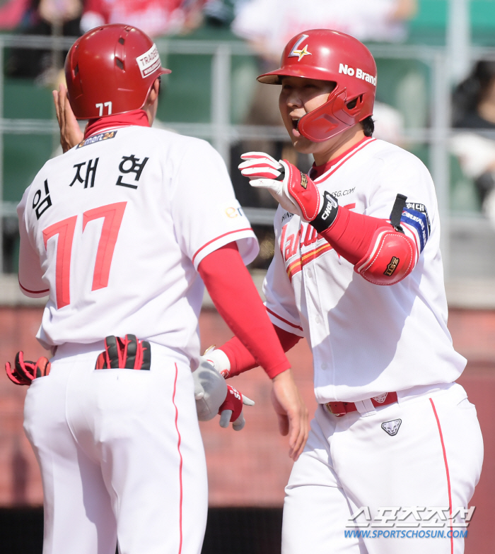 '개막전부터 대폭발' 리빙 레전드 3루수, 홈런 신기록까지 9개 남았다[…