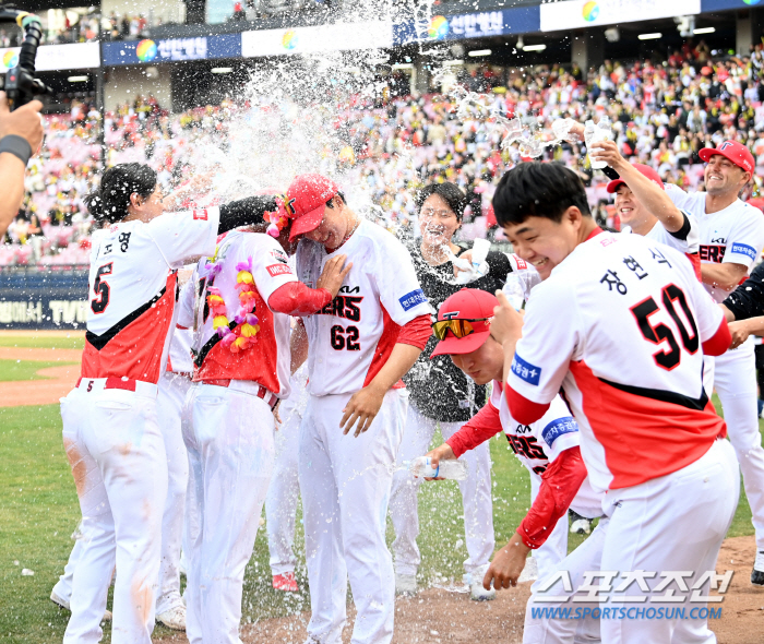 '꽃에 물 주듯' 데뷔 첫 승 이범호 감독, 짜릿한 물세례로 받은 축하 …