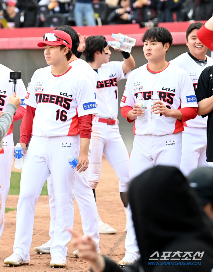 '꽃에 물 주듯' 데뷔 첫 승 이범호 감독, 짜릿한 물세례로 받은 축하 …